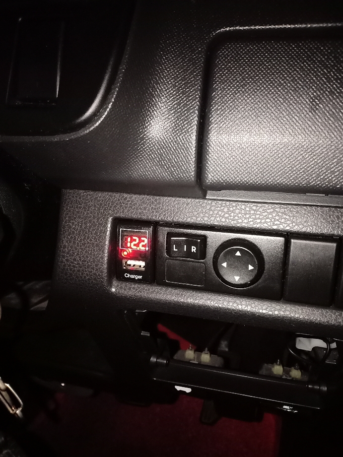 ช่องชาร์ต USB 1 ช่อง พร้อมช่องวัดโวลท์(วัดแรงดันแบตเตอรี่) ตรงรุ่น สำหรับ Isuzu 3 107a4caafe55b9744469c98afe4f1ee0