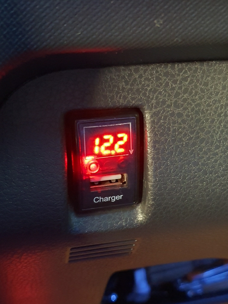 ช่องชาร์ต USB 1 ช่อง พร้อมช่องวัดโวลท์(วัดแรงดันแบตเตอรี่) ตรงรุ่น สำหรับ Isuzu 4 727bde629bf5802b2ecbff7d658ce121