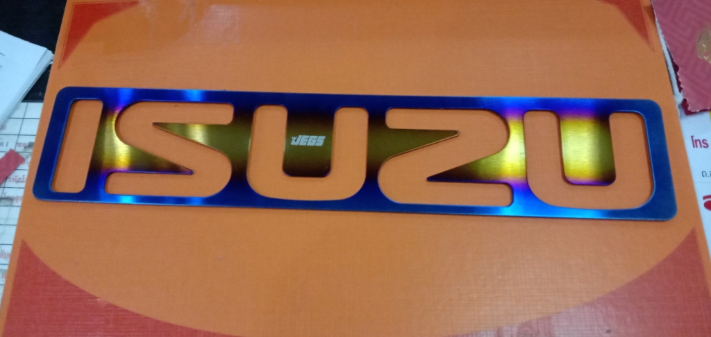 เพลทครอบโลโก้อีซูซุ All new ISUZU D-MAX, ISUZU MU-X สีไทเทเนียม 3 7f0851740ff4b2d32a69b05a90c3835d
