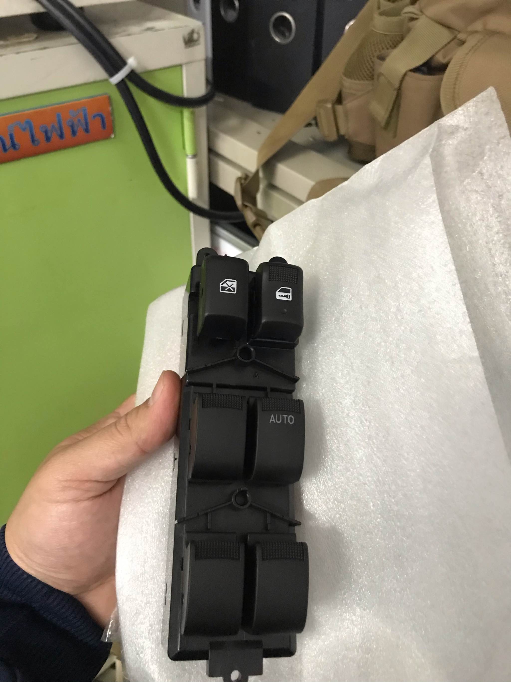 สวิทซ์กระจกไฟฟ้า หน้าขวา ISUZU D-MAX 4 ประตู ปี 2012 , ISUZU MU-X 4 f91097b89d5d656df24636f770b65c0f