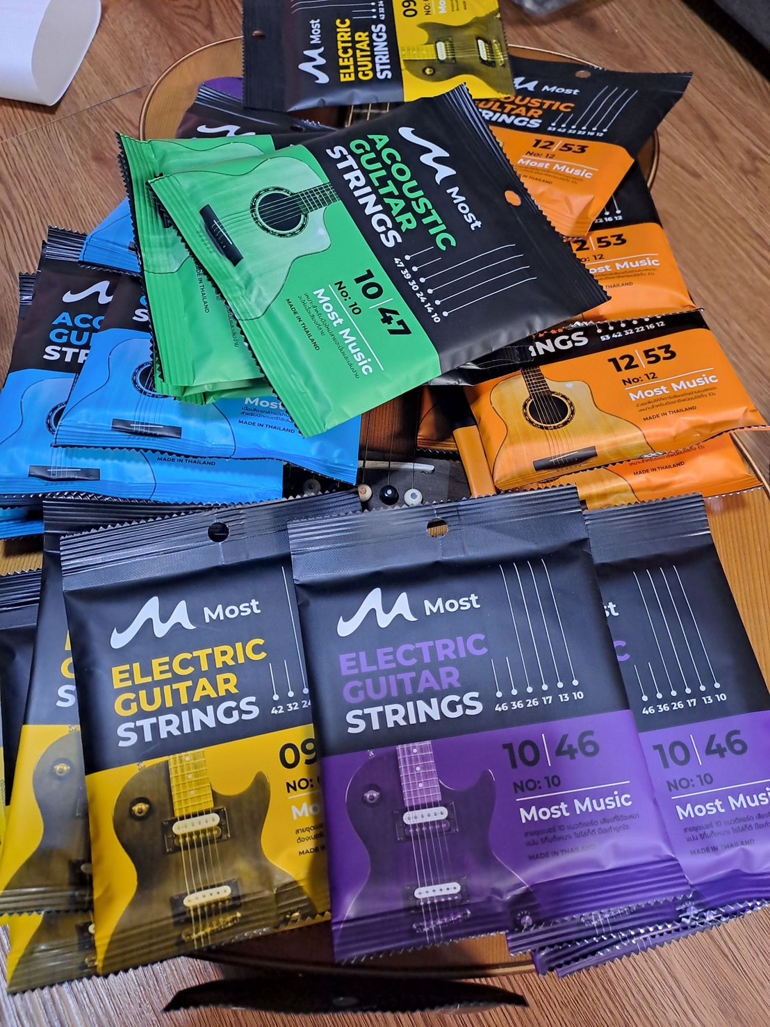 Most Acoustic Guitar Strings, a Set of 6 Strings, Good Sound, High String Flexibility, Not Hard on the Hands. ราคา 75 บาท*ส่งฟรี