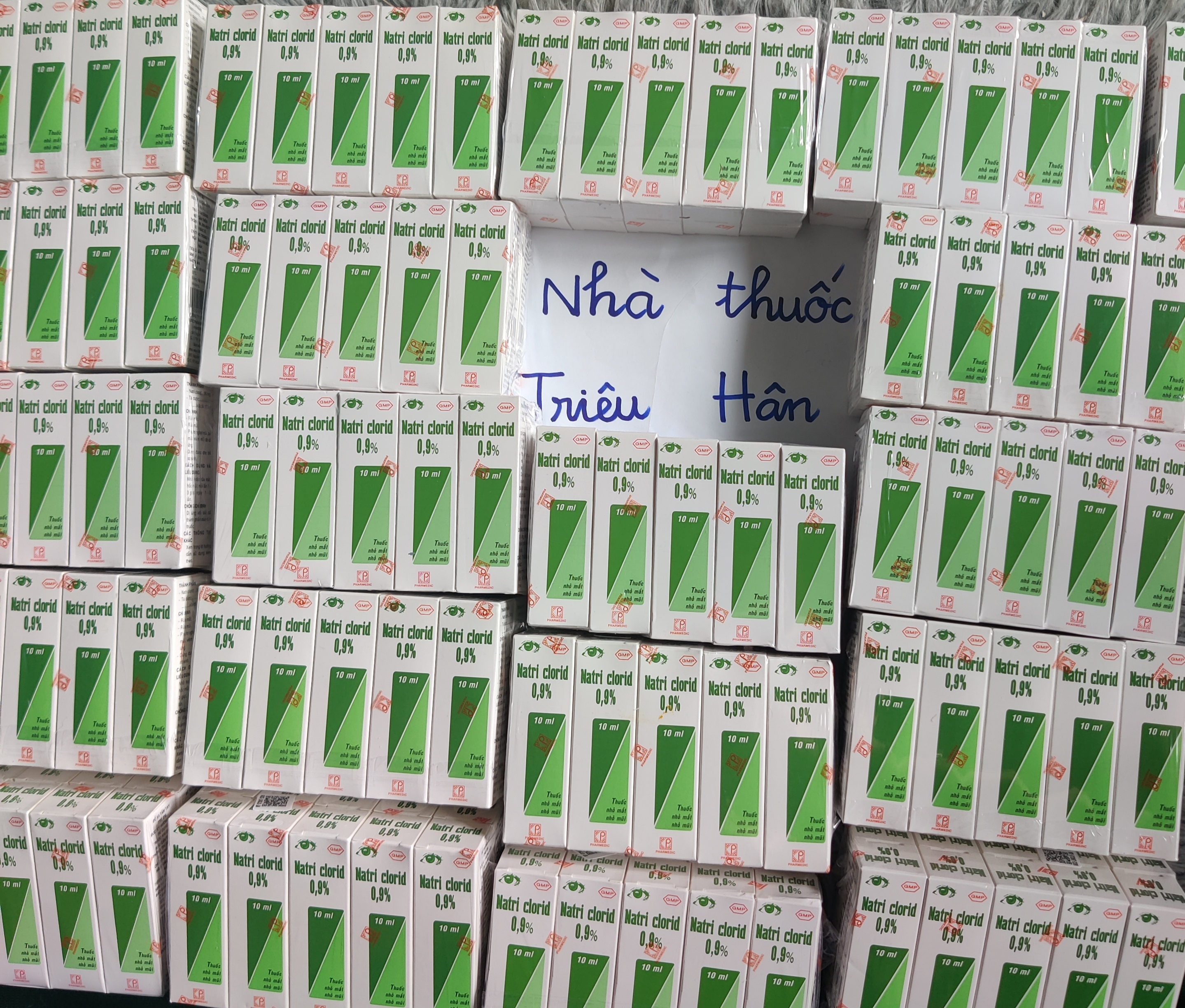 Nước muối sinh lí natri clorid 0.9% dùng nhỏ mắt, mũi, tai. Dùng được cho trẻ sơ sinh và người lớn.