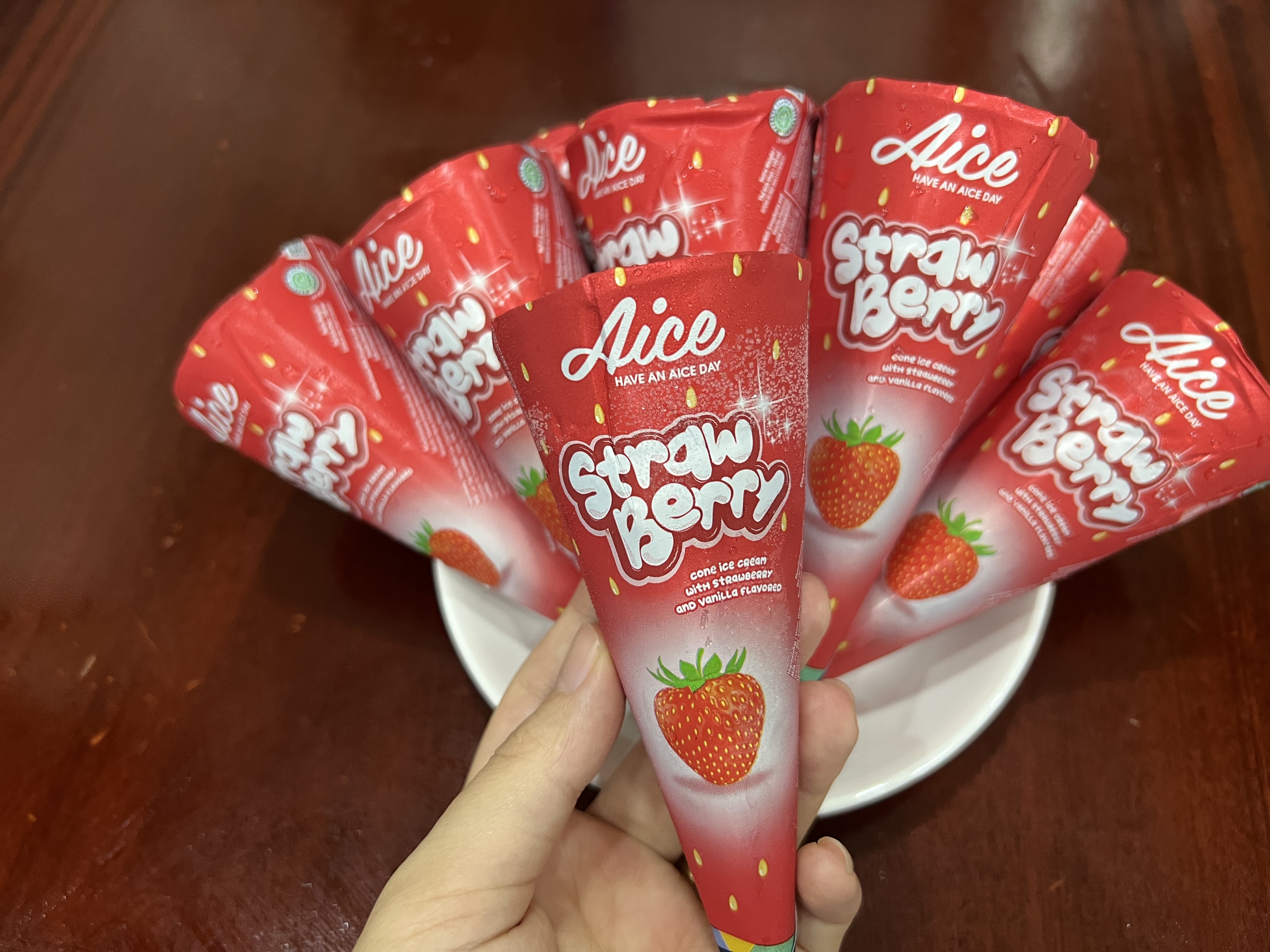 Kem aice ốc quế dâu