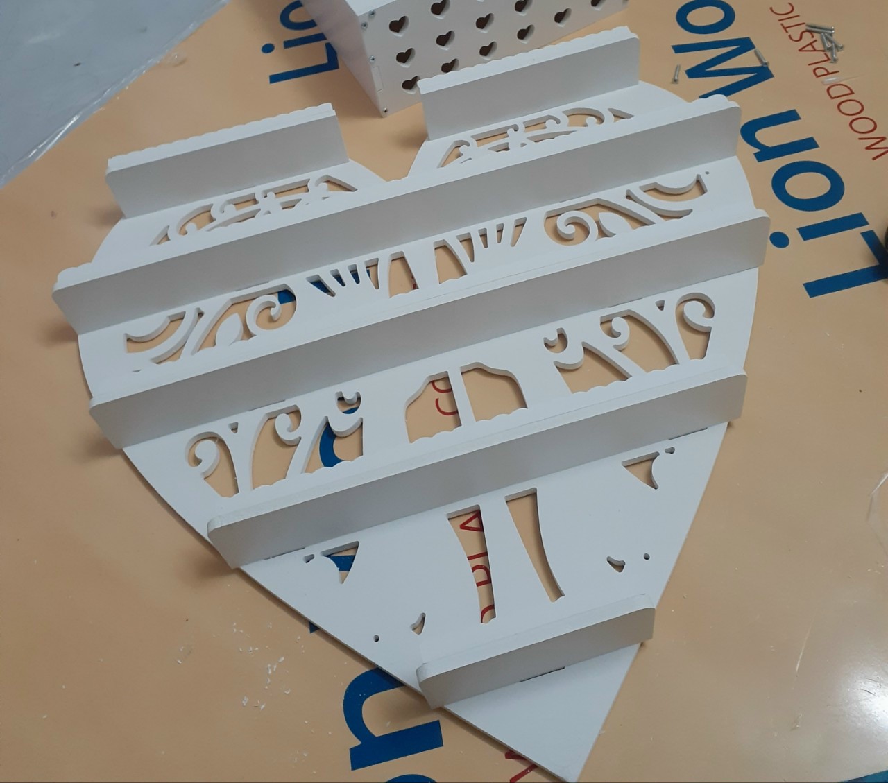 Kệ nail hình tim chất liệu nhựa PVC