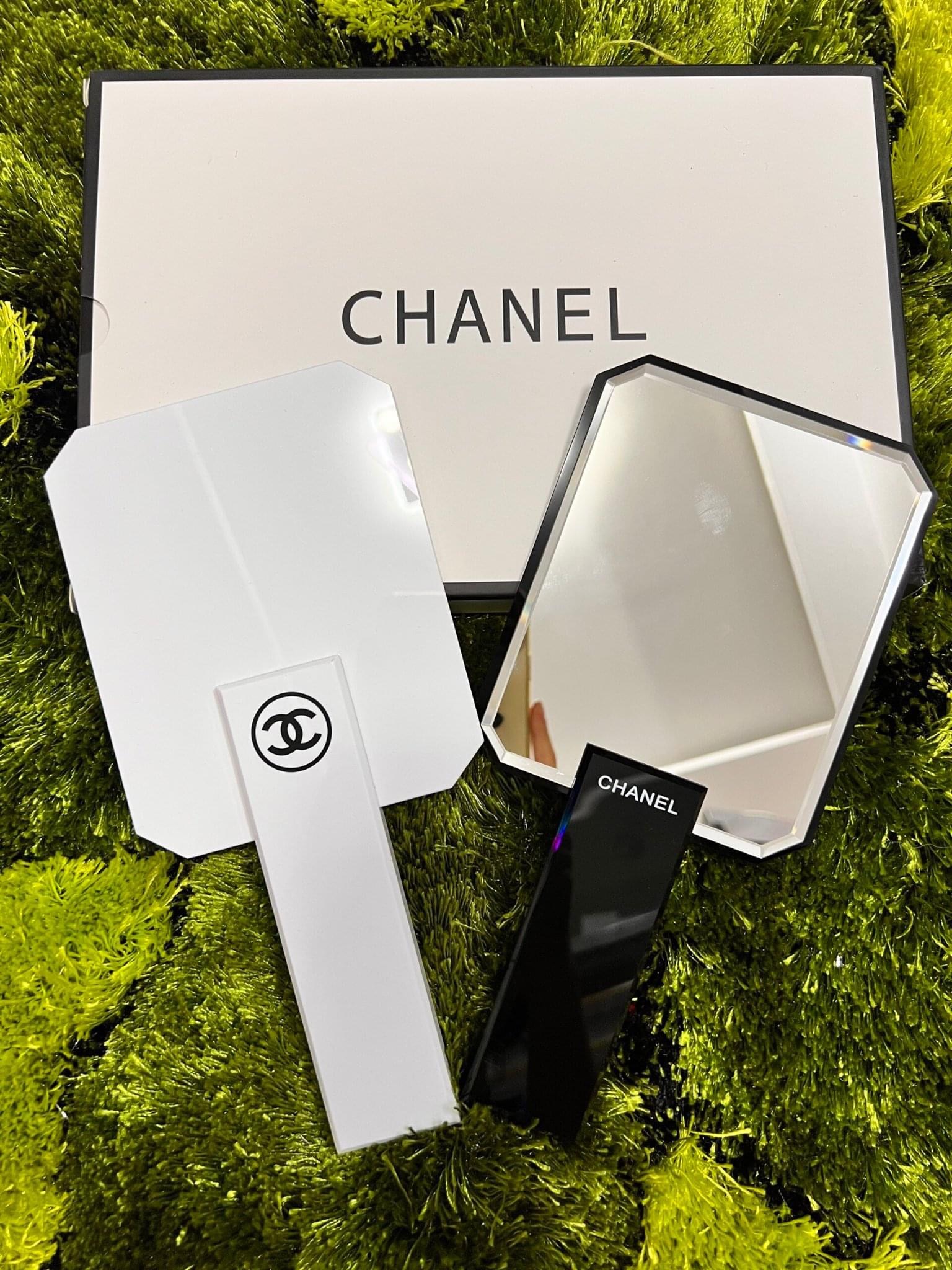 Gương soi cầm tay chanel