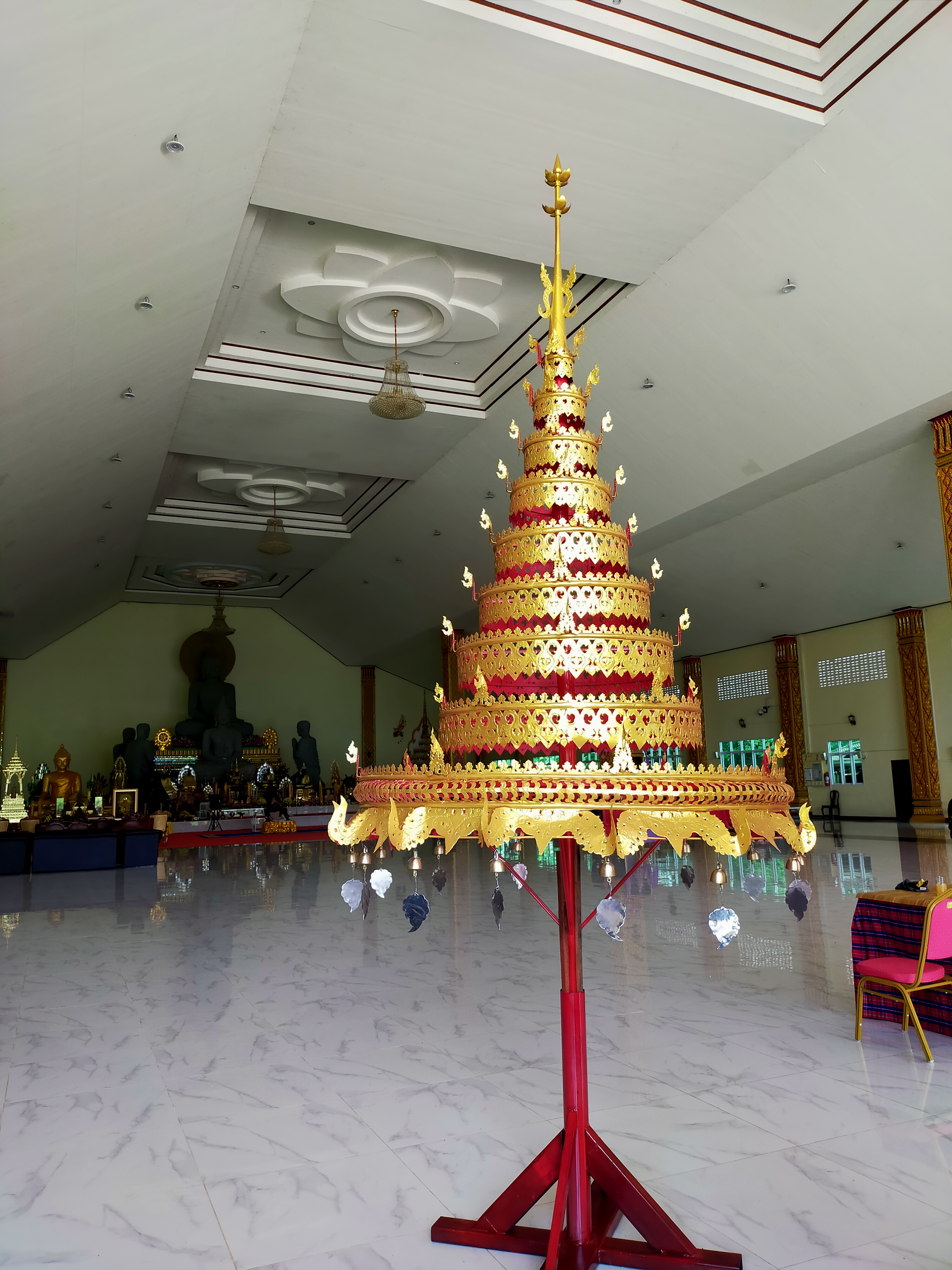 ฉัตรทอง 9ชั้น ทรงประยุกต์ ฉัตรพระธาตุ ขนาดกว้าง1เมตร วัสดุทองเหลือง พ่นสีทองคำ ราคา 40,000 บาท*ส่งฟรี