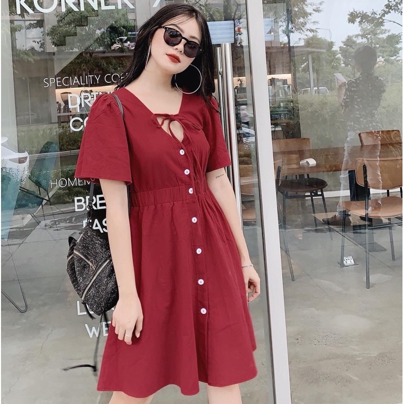 Đầm đỏ nút trắng