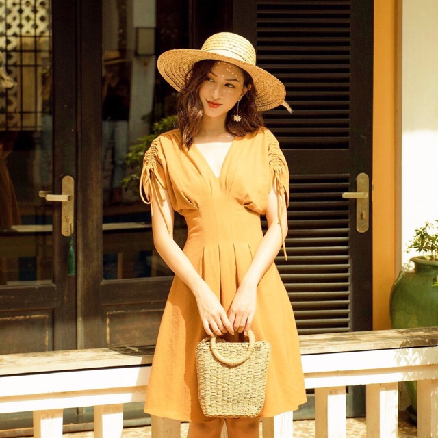 Đầm vàng cổ V tay rút