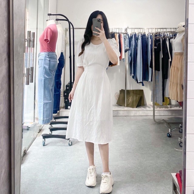 Đầm trắng cổ tròn thắt eo