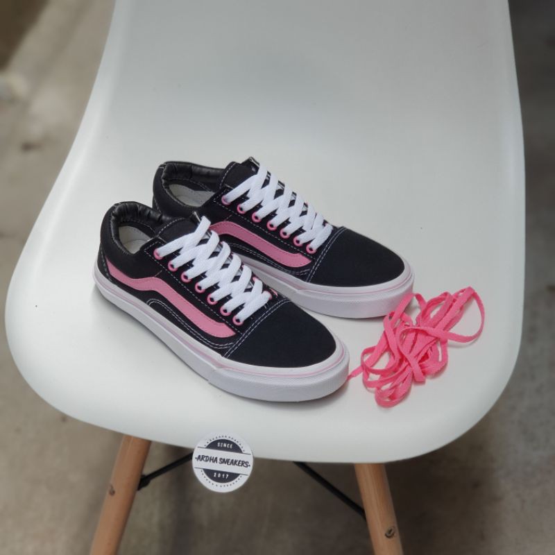 vans black with pink stripe