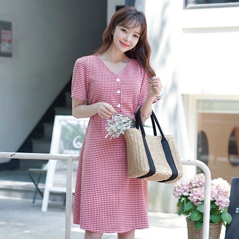 Đầm caro đỏ nút trắng