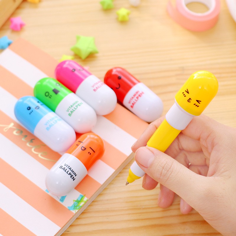 ปากกาทรงแคปซูล ปลอกลายหน้าอิโมติคอน สีสดใส ปากกาลูกลื่นหมึกสีน้ำเงิน มี 6 สี เลือกสีได้ ราคาถูกสุด พร้อมส่งในไทย