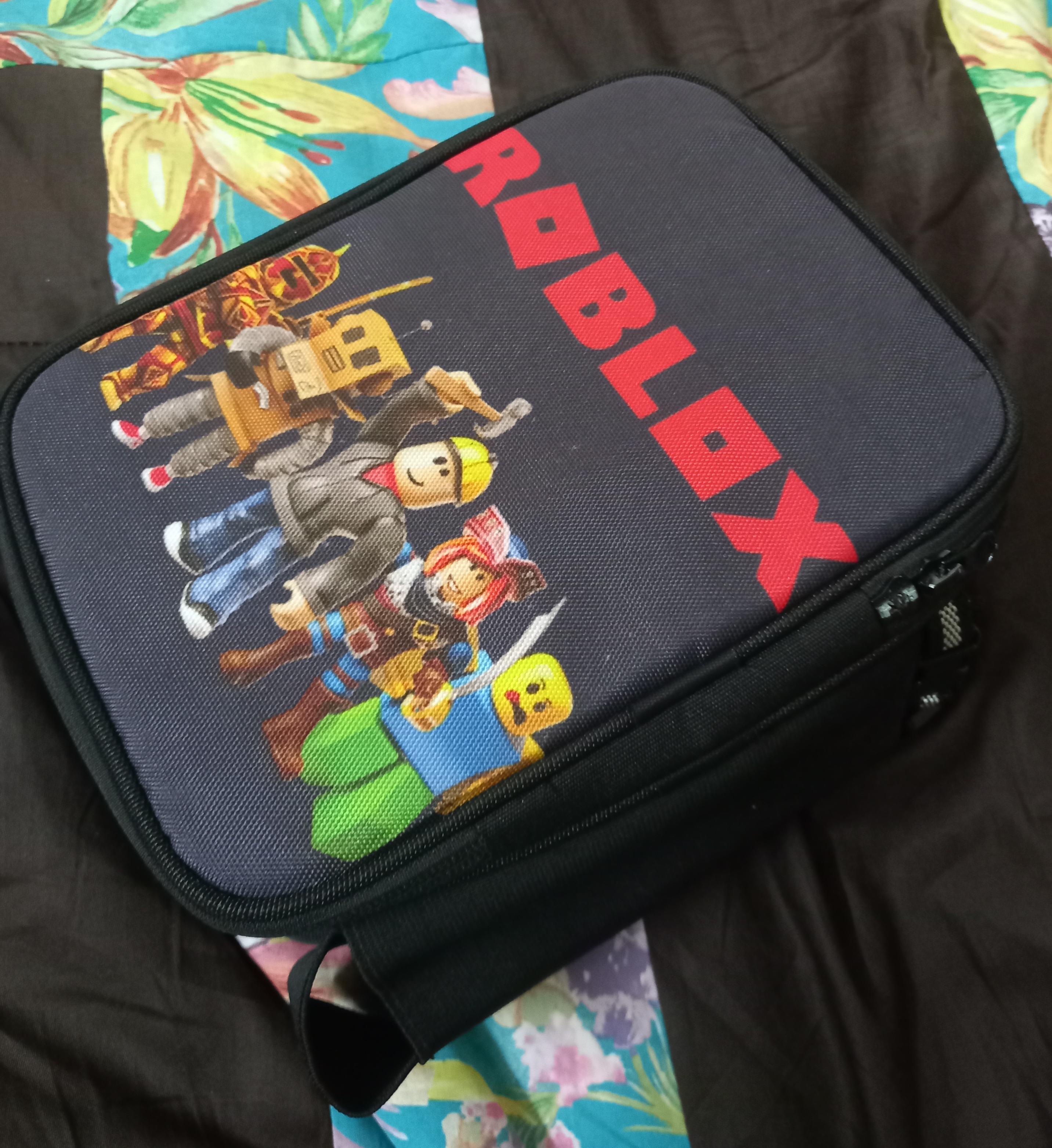 Traverse Roblox Lunch Bag with option to carry water bottle