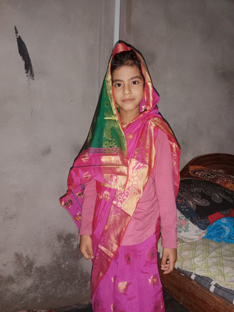 Olomon avtobusda etak ostiga kotarilgan soat