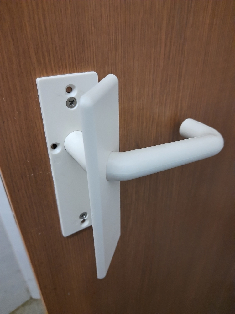 Singapore Home DIY, The center lock of my HDB HIP pvc bifold toilet door  is spoilt