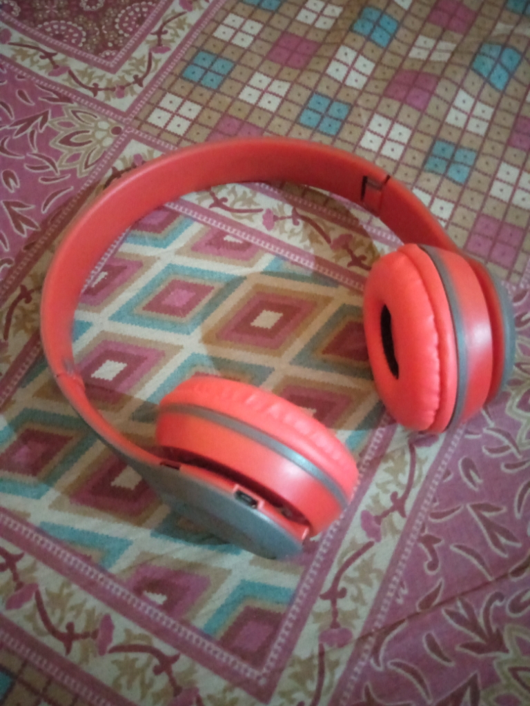  P47a Wireless Bluetooth Foldable Headset With Microphone FM SD Card AUX Supported