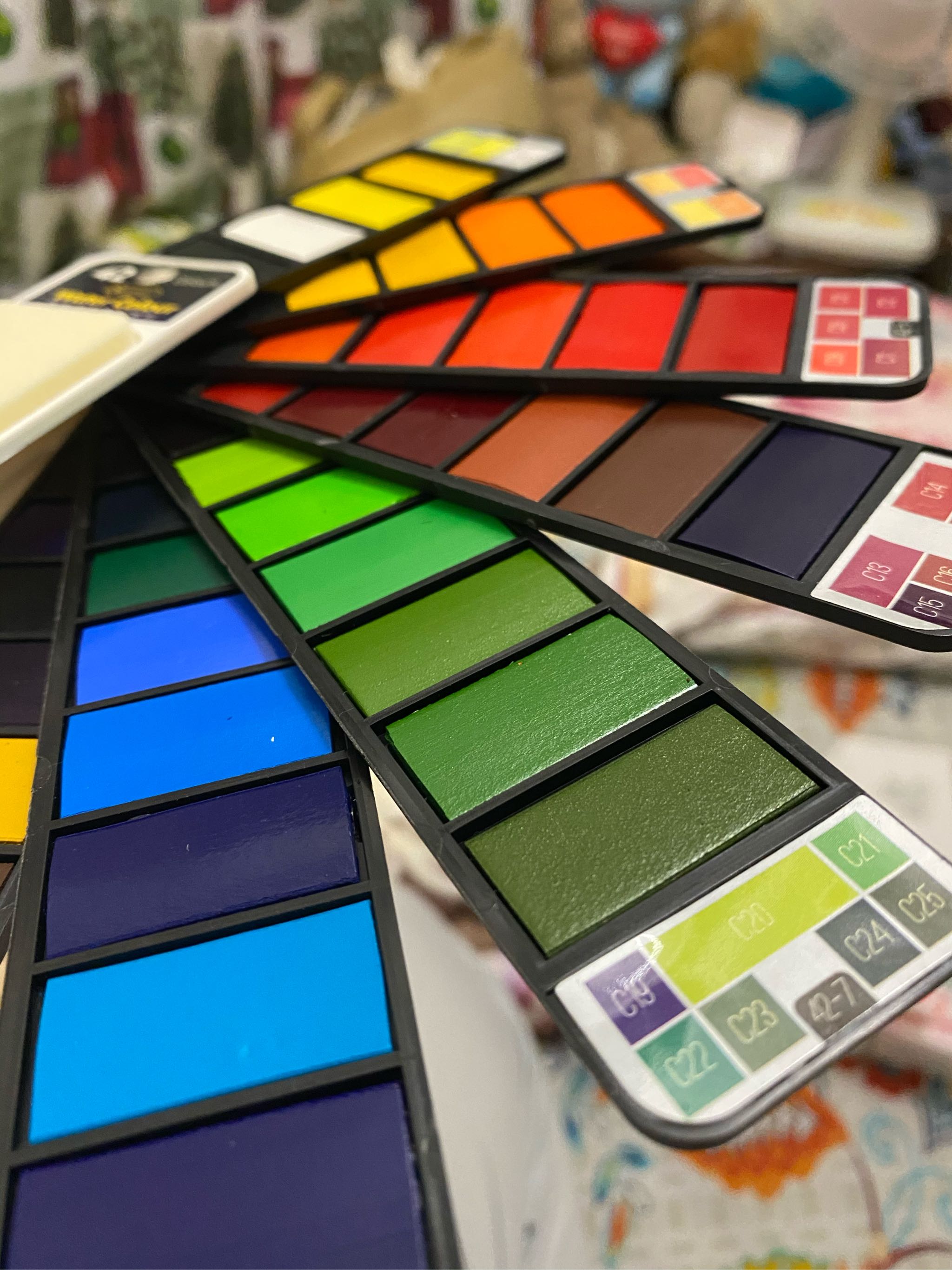 MEEDEN Foldable Solid Watercolor Paint Set, 42 Assorted Colors