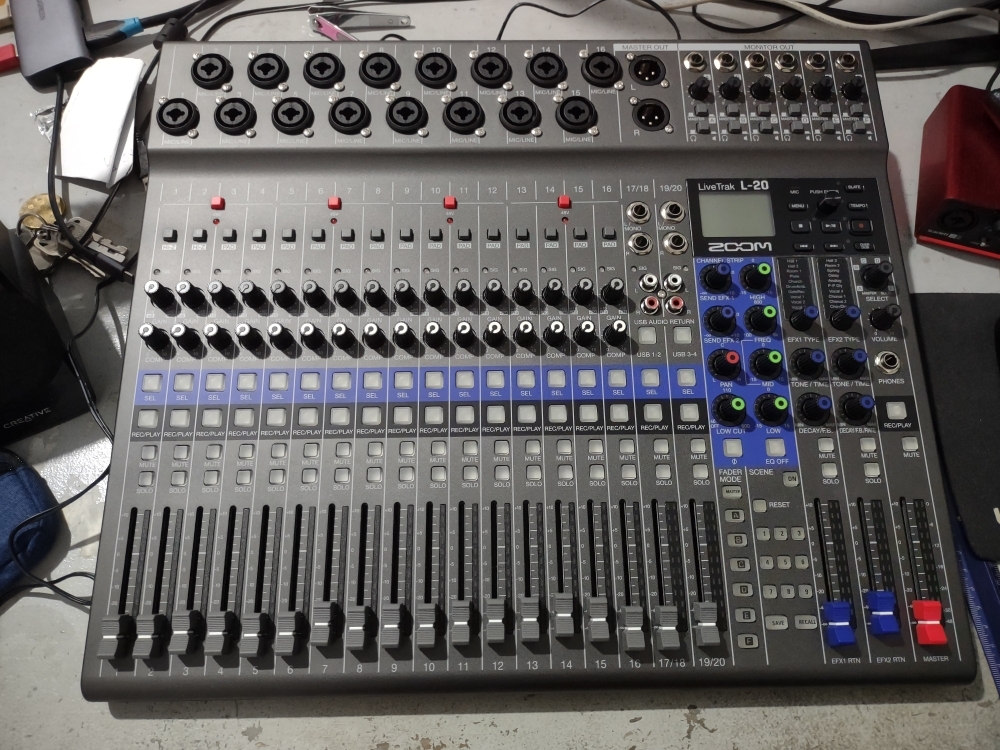 Zoom LiveTrak L-20 20-Input Digital Mixer Multitrack Recorder
