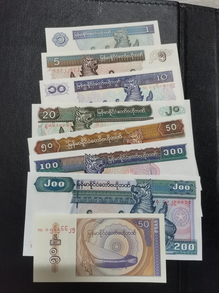 Myanmar 10 Kyats X 1000 PCS, Full Brick, 1997, P-71, UNC