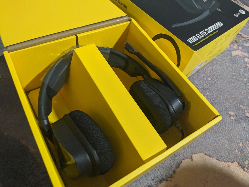 CORSAIR VOID ELITE SURROUND Premium Gaming Headset with 7.1