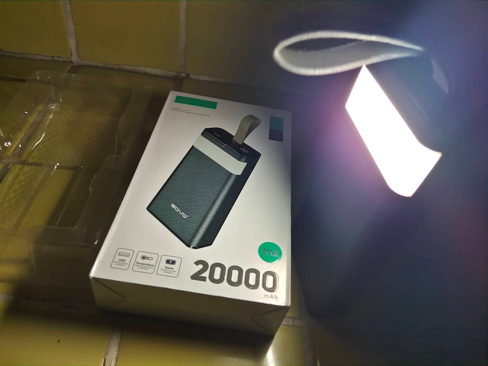 Batterie externe Power Bank SOVO X12, 20000mAh avec Lampe de poche LED LCD  Noir