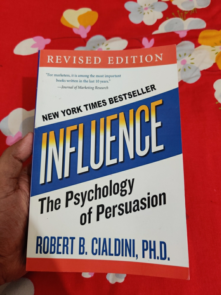 Influence: The Psychology of Persuasion, Revised Edition: Robert B. Cialdini:  9780061241895: : Books