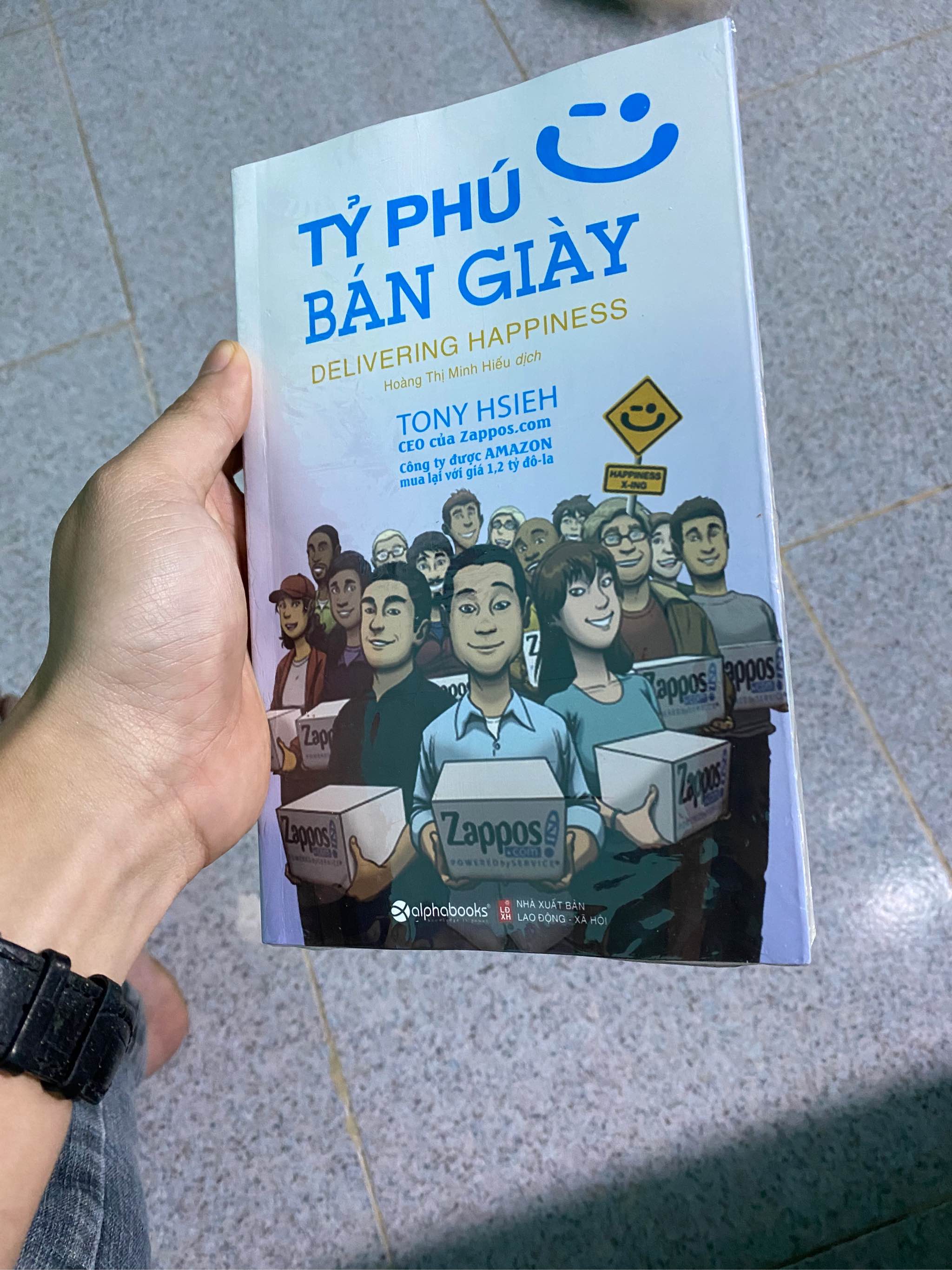 Sách Tỷ Phú Bán Giày + Tặng Bookmark | Lazada.vn