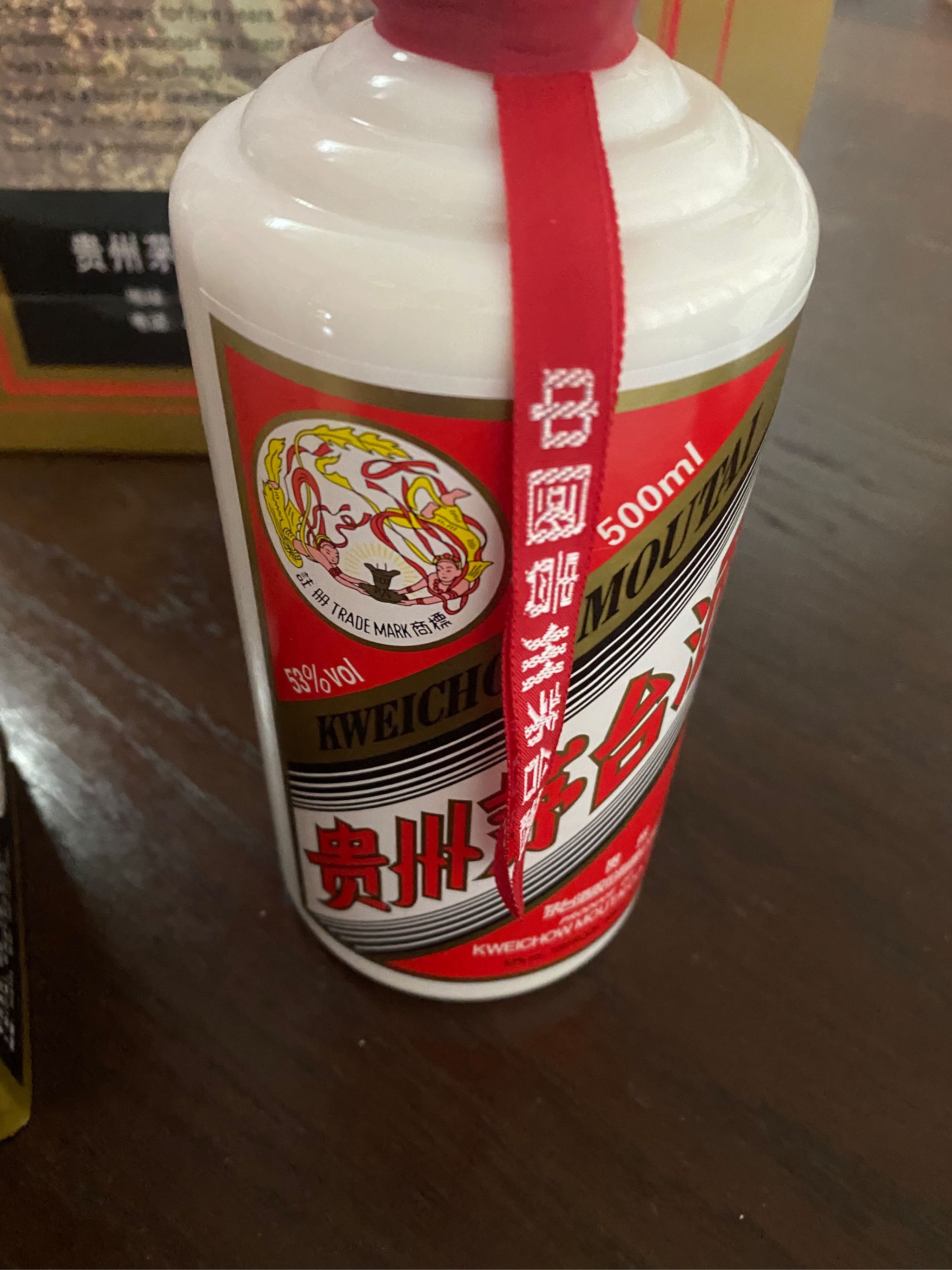 Kweichow Moutai 白酒 500ml 53% 他 KWEICHOW MOUTAI 53% 500ML WITH CUPS CHINA
