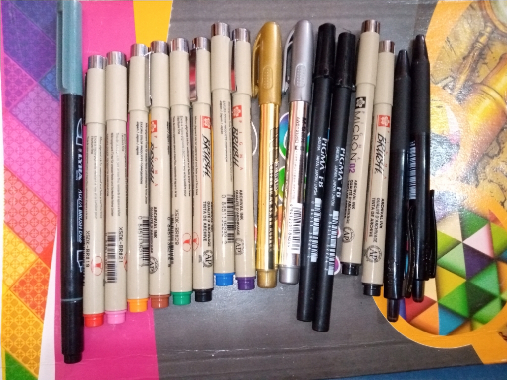 Pigma Brush Pens Set – 8 Farben, Wasserfeste & Lichtbeständige Tusche