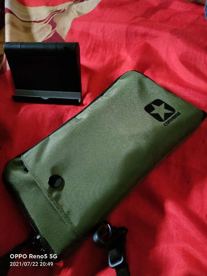 Converse] neck pouch vertically and 