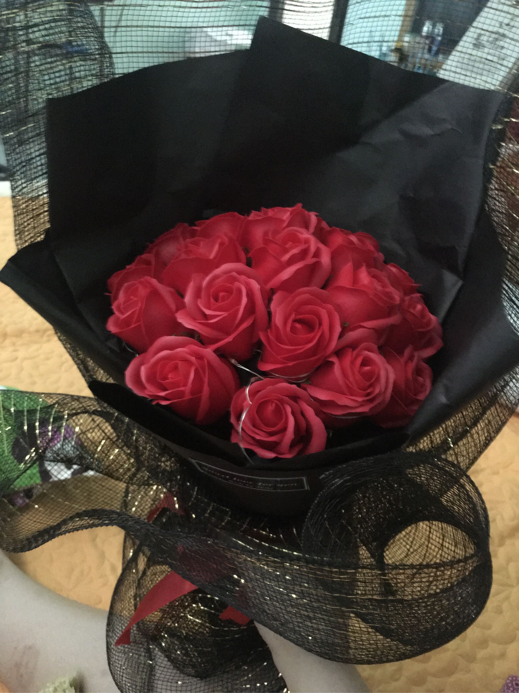 Hoa màu đỏ tươi rất đẹp, shop đóng hộp kỹ càng. Xin cảm ơn shop và tác giả của bó hoa này! 😍😍 Chúc ce phụ nữ có 1 ngày 8/3 vv hp! Chúc shop buôn may bán đắt.