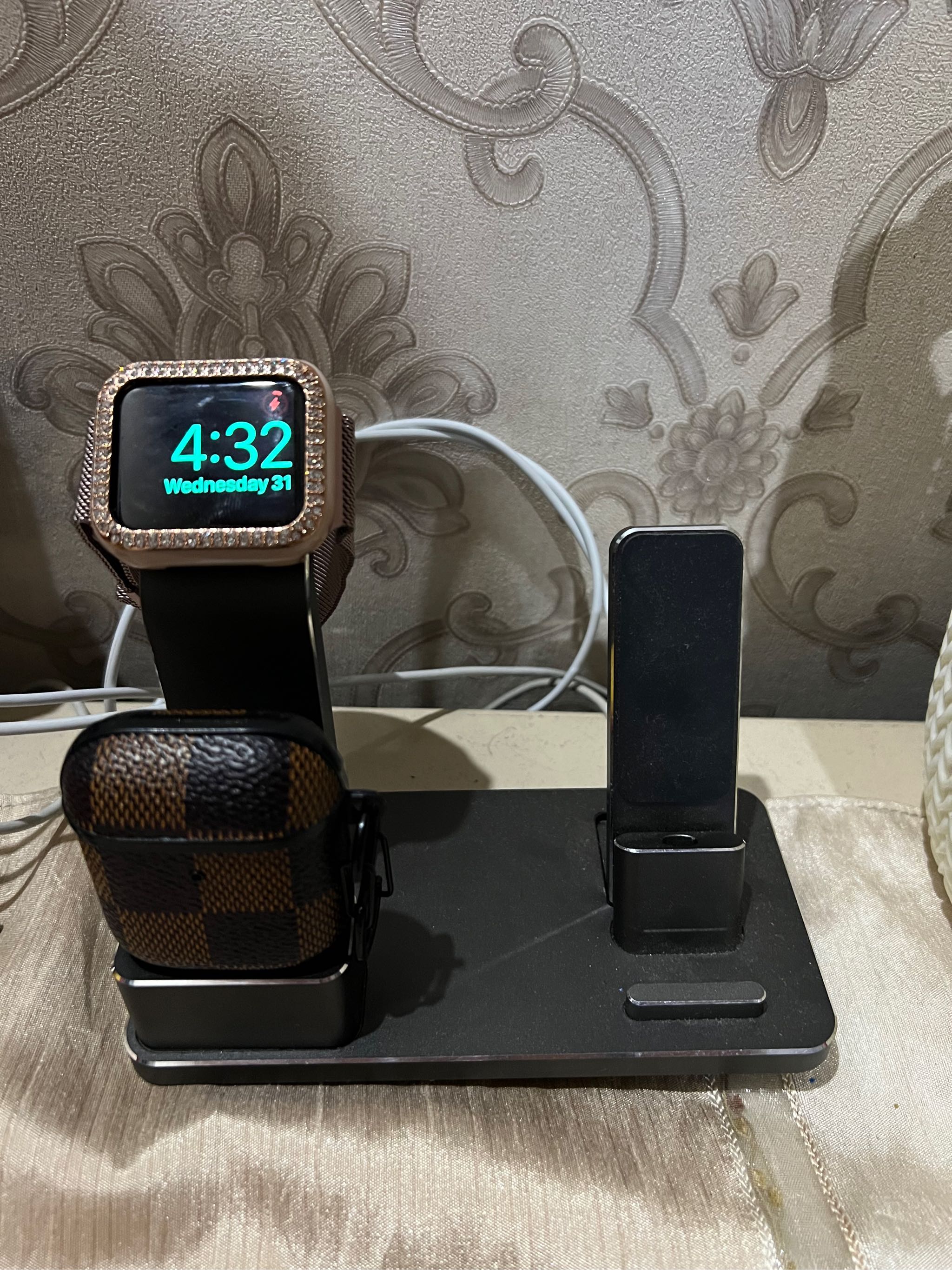 3 In 1 Aluminium iPhone, Apple Watch and Airpods 1 or 2 Charging Stand