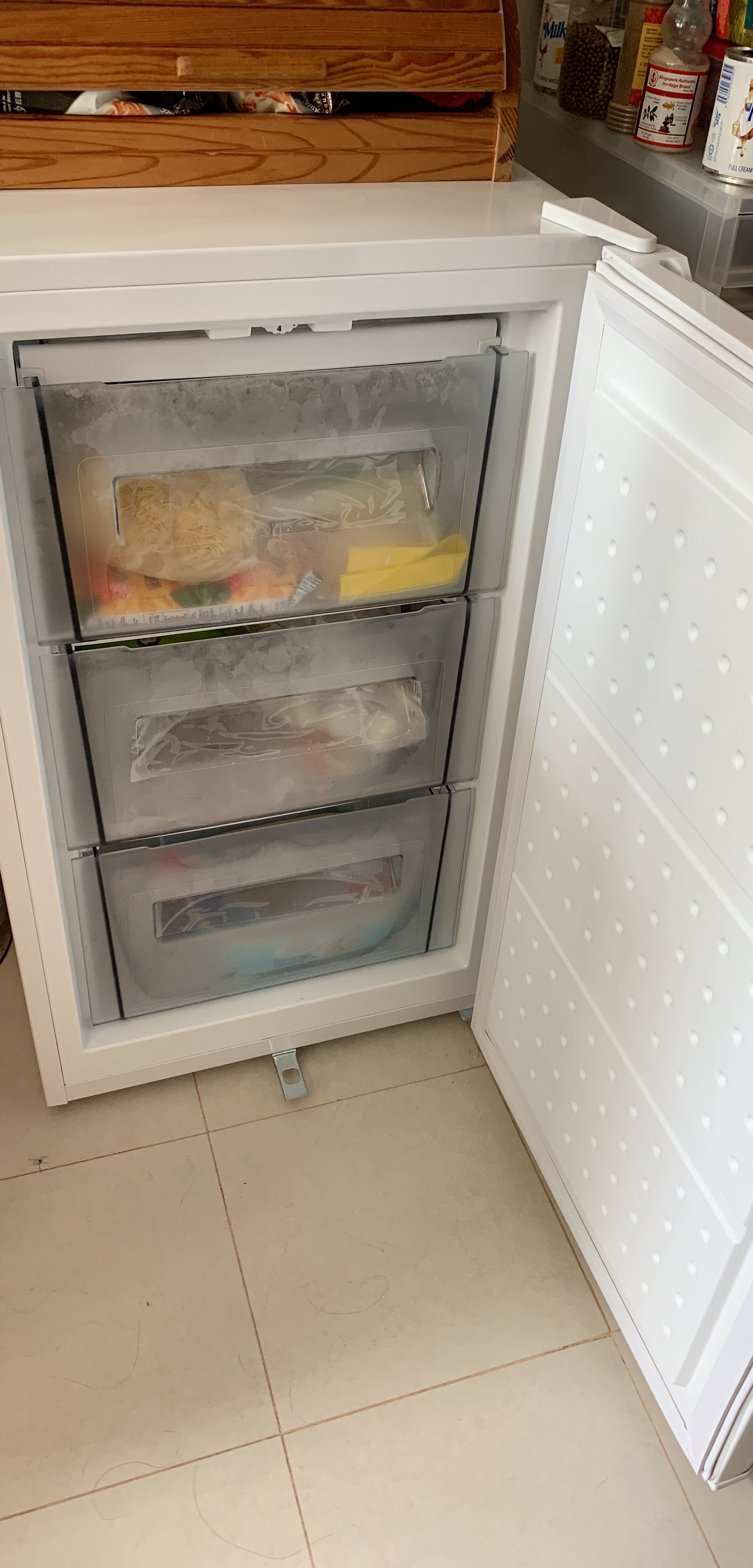 FARFALLA - 80L UPRIGHT FREEZER, FUF-GA88 (FREE KETTLE)