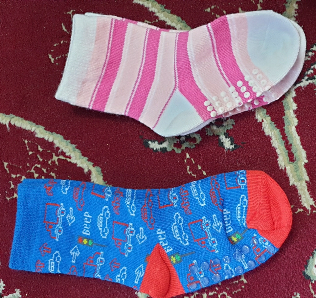 Girls Anti slip/ Grip Socks (1 Pair) Mixed / Assorted Designs