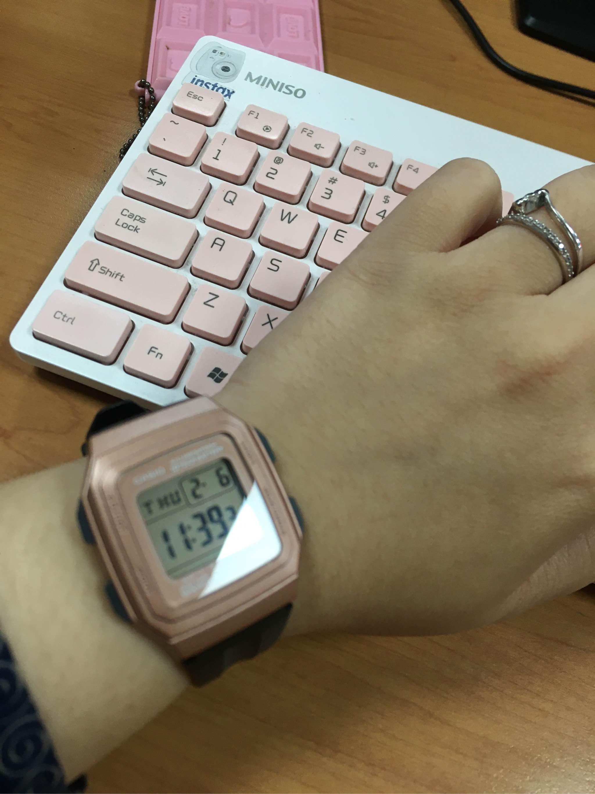 CASIO ORIGINAL - CASIO F-201WAM-5AVDF - Digital Youth - NEW - WOMEN -  Rubber Band - Hitam Rose Gold - Jam dunia JD18ST # Jam Tangan Wanita Cewek  Anti Air Digital Analog +
