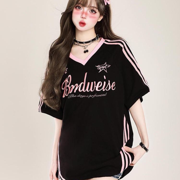 เสื้อยืดแขนสั้นทรงหลวมคอวีเย็บต่อกันสีฮิตสไตล์อเมริกันวินเทจเสื้อแขนสั้นแบบลำลอง OVERSIZE สำหรับผู้หญิง ทรงหลวม ดีไซน์เก๋ไก๋ ราคา 113 บาท*ส่งฟรี