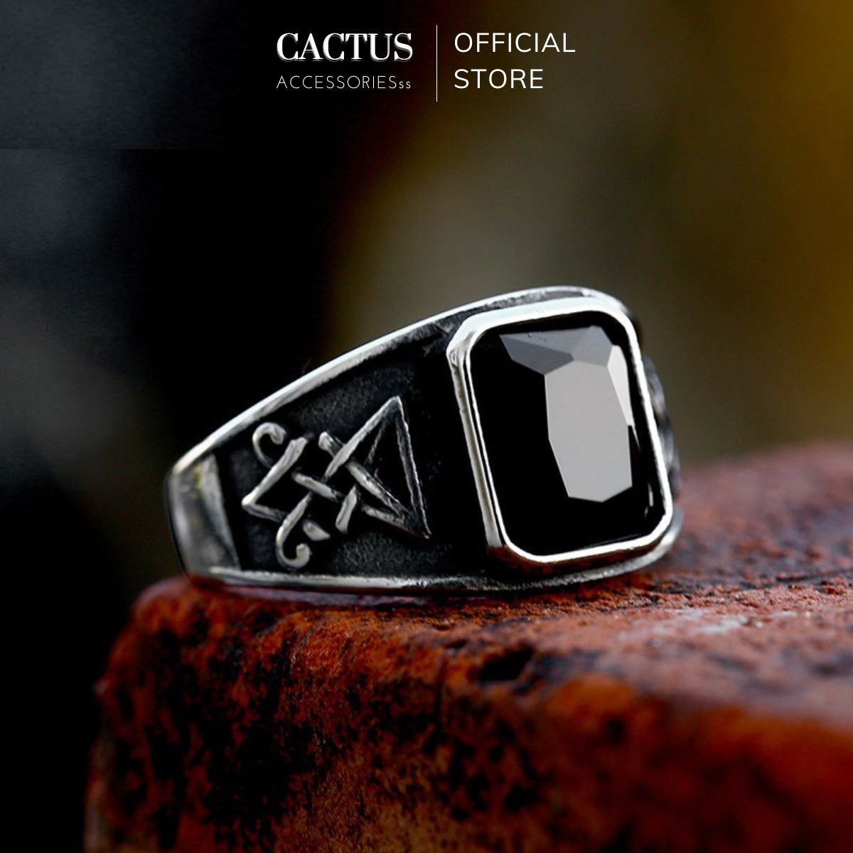 Nhẫn đính đá đen vuông cổ điển, cạnh khắc kí tự độc đáo, thép titan không gỉ - Cactus Accessoriess