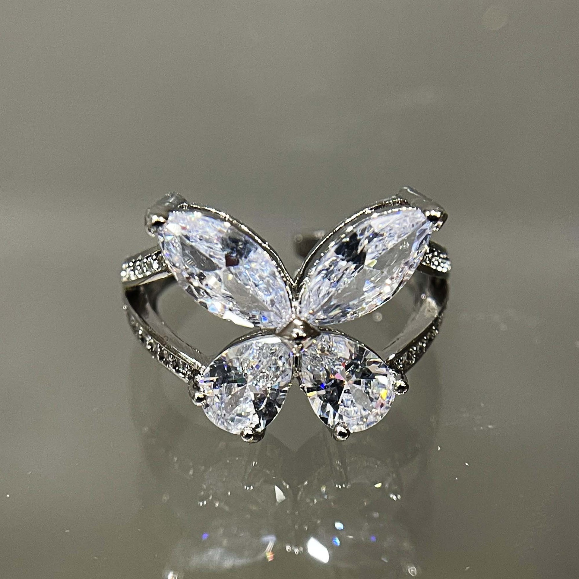 Đẹp giọt nước Cổ Tích Nhẫn Bướm nhập khẩu moissanite Carat carbon cao Nhẫn kim cương cho phụ nữ