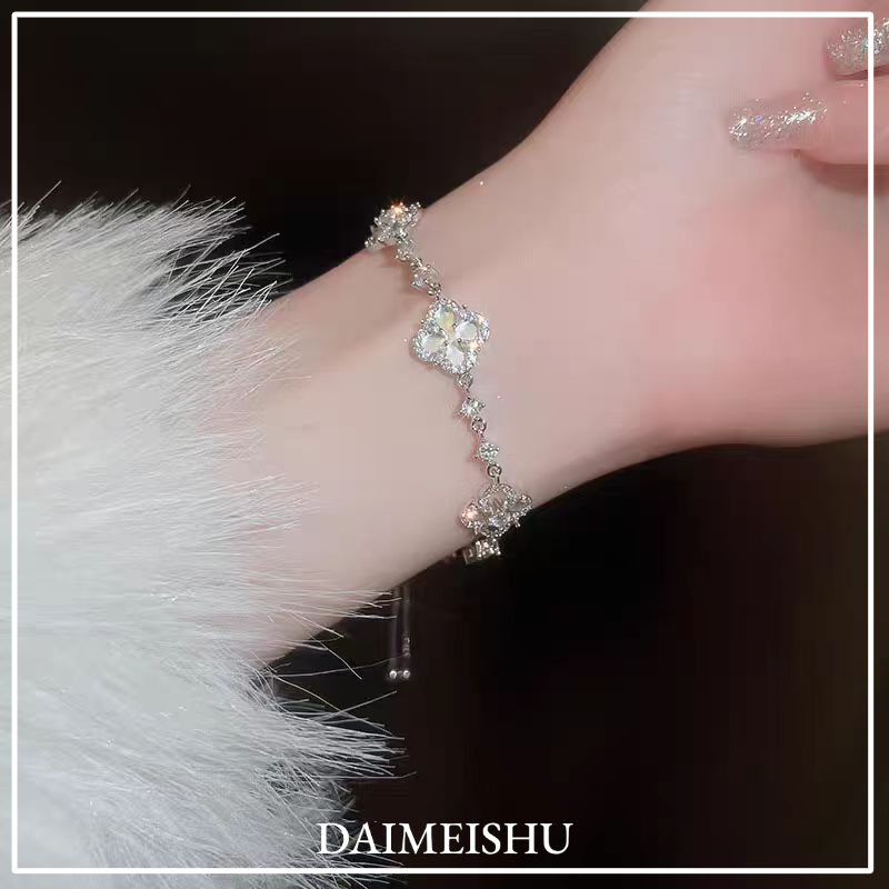 DAIMEISHU Light luxury full diamond four-leaf clover bracelet, zircon electroplating niche exquisite extravagant bracelet ราคา 12 บาท*ส่งฟรี