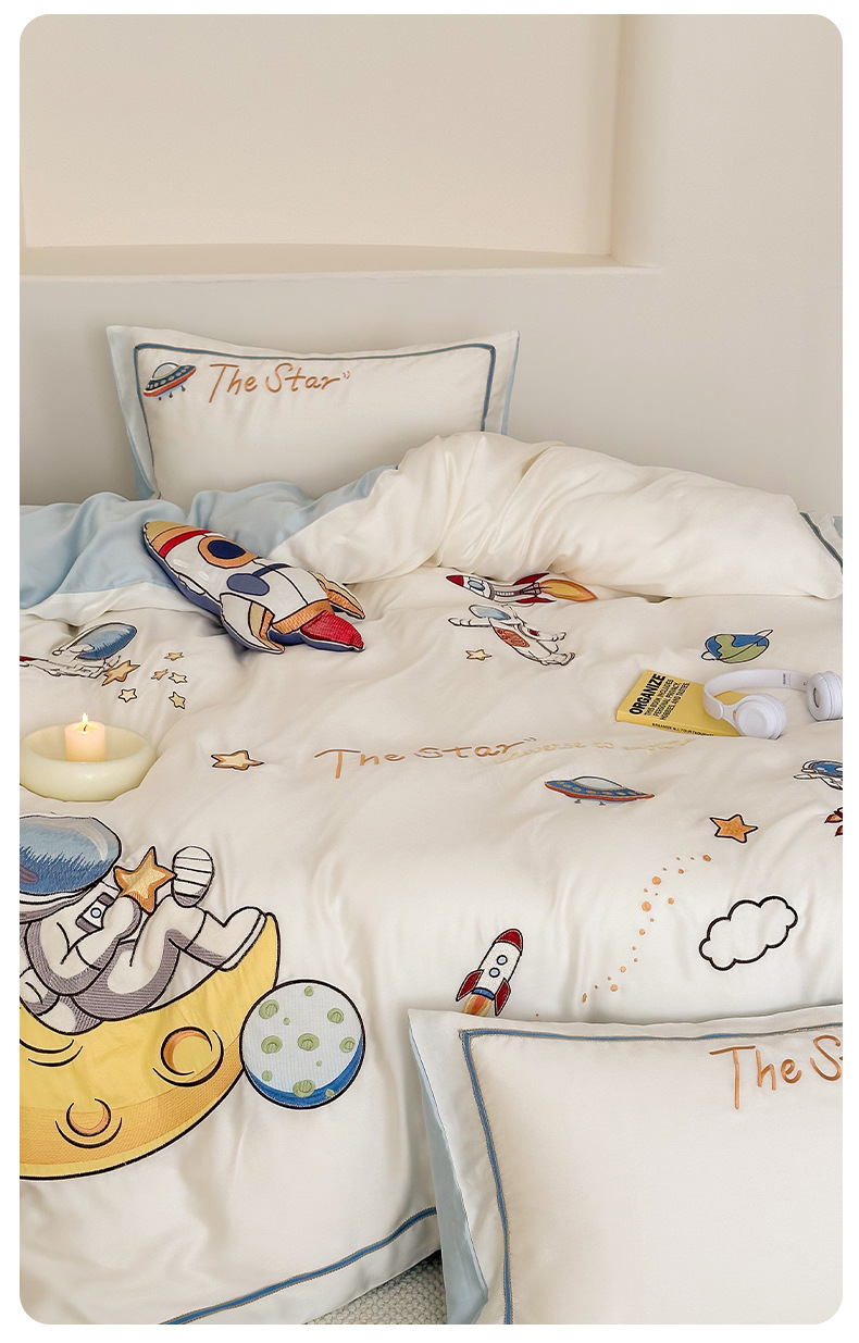 Set di biancheria da letto Cartoon Embroidery 100 Blue Essence Set quattro pezzi in Tencel bifacciale con lenzuolo e copripiumino in seta ghiacciata fresca per bambini AoyuejhaSD-CB