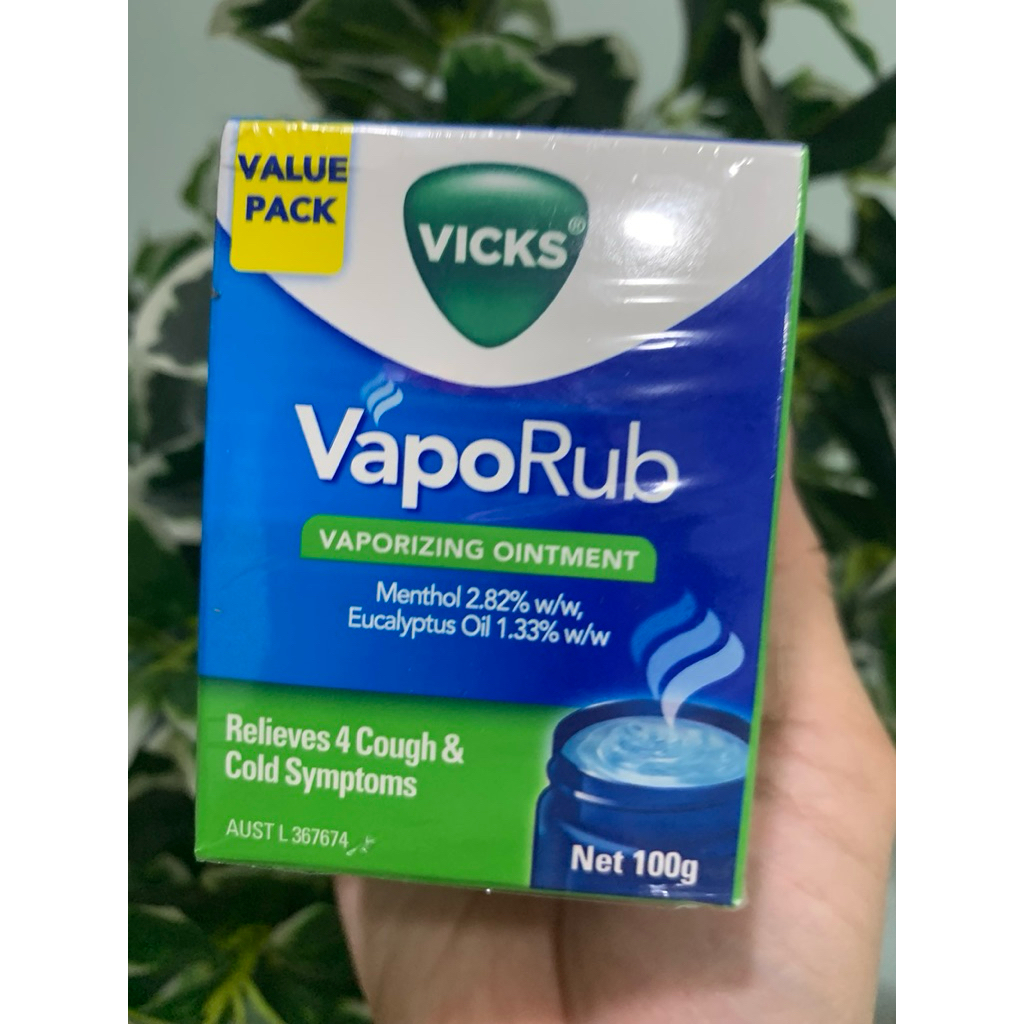 Dầu Bôi Ấm Ngực Vicks Giảm Ho Vaporub vaporizing ointment 100g HÀNG ÚC XỊN - Dầu giữ ấm vicks được chiết xuất từ các loại thảo dược giúp tạo cảm giác thư giãn, dễ chịu. Massage dầu cho bé còn giúp máu lưu thông tốt, bé ngủ ngon hơn.