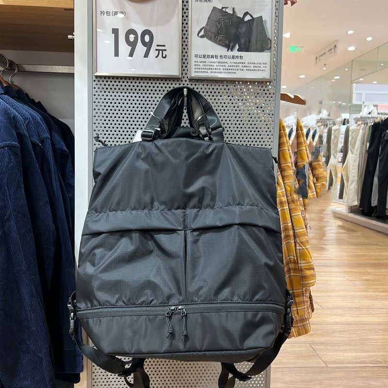 Uniqlo ใหม่สบาย ๆ สีทึบบุรุษสุภาพสตรีหิ้วกระเป๋าเป้สะพายหลังสองใช้สายคล้องไหล่ปรับสงกรานต์ 451465 ราคา 570 บาท*ส่งฟรี