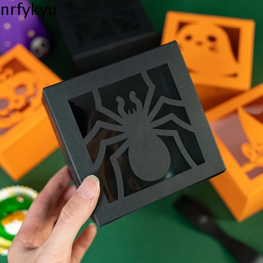 NRFYKYU 50PCS Giấy kraft Hộp quà kẹo Halloween Hình vuông Cửa sổ trong suốt Hộp bánh quy Đồ dùng tiệc theo chủ đề Họa tiết ma/bí ngô/nhện Hộp đóng gói kẹo Tiệm bánh