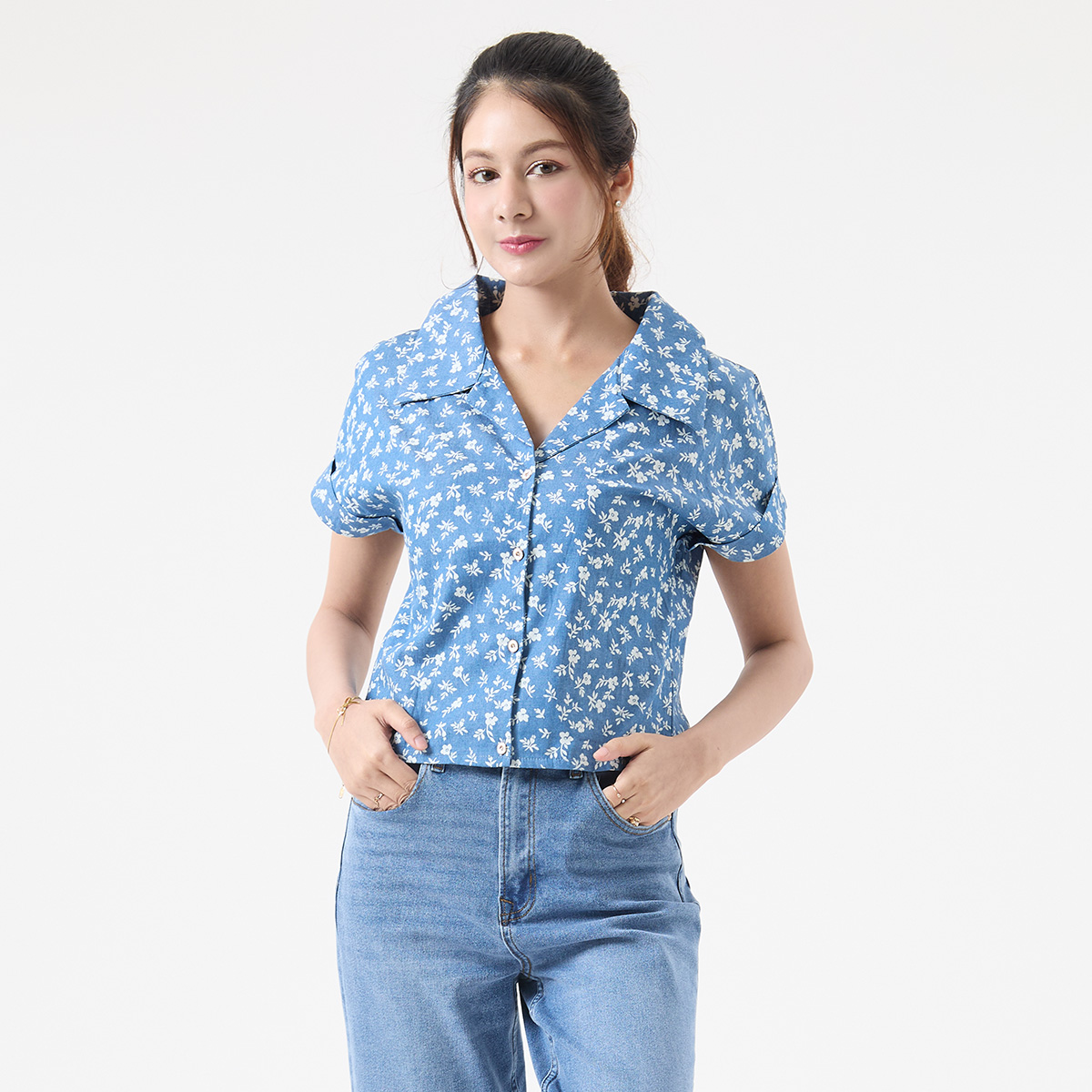 EP เสื้อเชิ้ตลายดอกไม้ ผู้หญิง สีฟ้า | Mini Floral Print Shirt | 00937 ราคา 895 บาท*ส่งฟรี