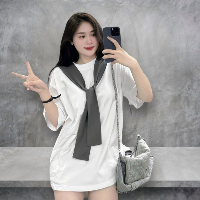 Áo Thun Màu Trắng Kèm Khăn Choàng Cổ Xám