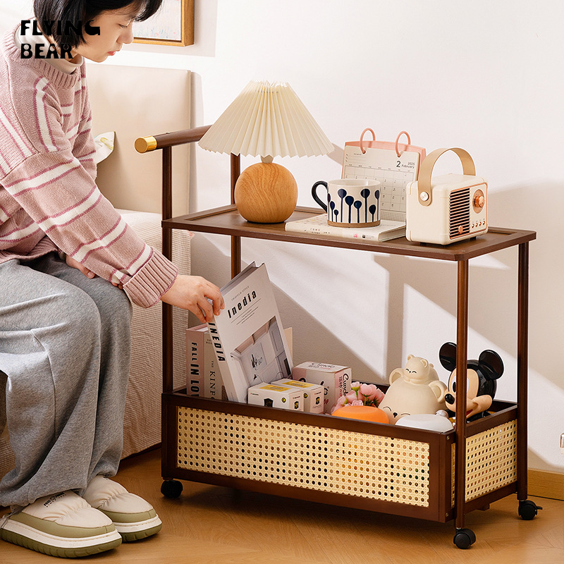 Bay gấu tối giản hiện đại tre bên bàn có bánh xe và kệ lưu trữ