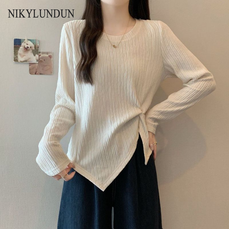 NIkyLundun เสื้อยืดแขนยาวผู้หญิงแบบไม่สมมาตรเนื้อผ้ามีลวดลาย ทรงหลวม ใส่สบาย ช่วยซ่อนรูปร่าง เหมาะสำหรับฤดูใบไม้ผลิและฤดูใบไม้ร่วง ใหม่ล่าสุด ราคา 163 บาท*ส่งฟรี