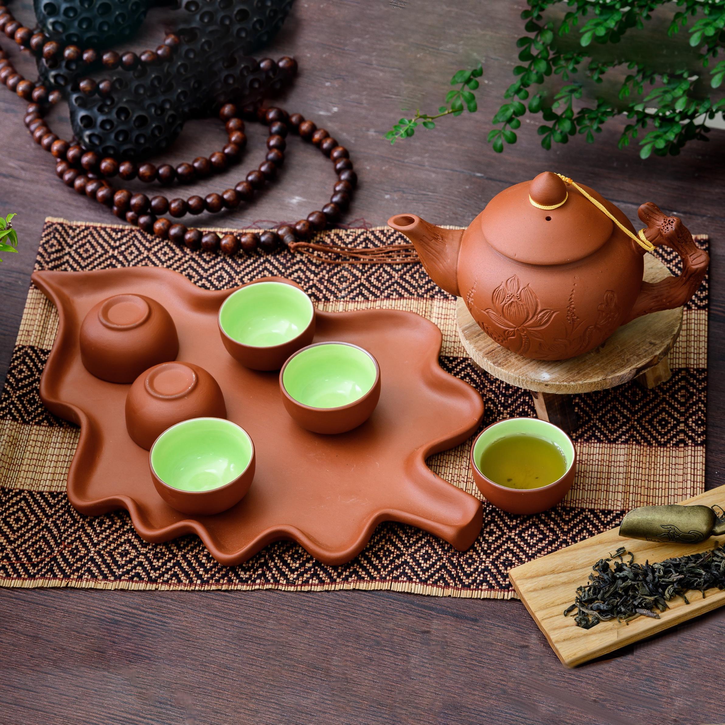 Bộ ấm chén tư sa khắc nổi họa tiết hoa sen, chén lòng xanh, màu đỏ đen dung tích 400ml - Làng gốm Bát Tràng