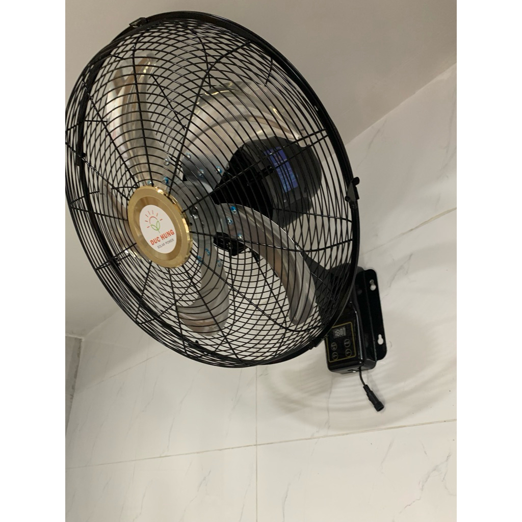 Quạt Treo Tường Năng Lượng Mặt Trời Mẫu Mới 2026 30W Cánh Nhôm Pin 60.000mAH