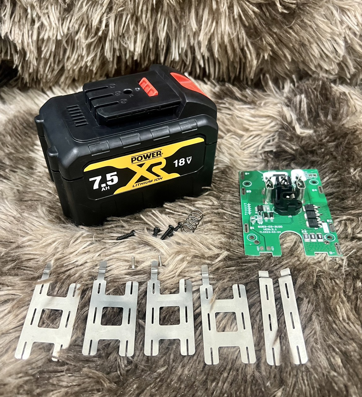 Vỏ mạch dayi china 18v - 21v, 5s - 3p, lắp 15 cell 18650 , jack sạc đứng.